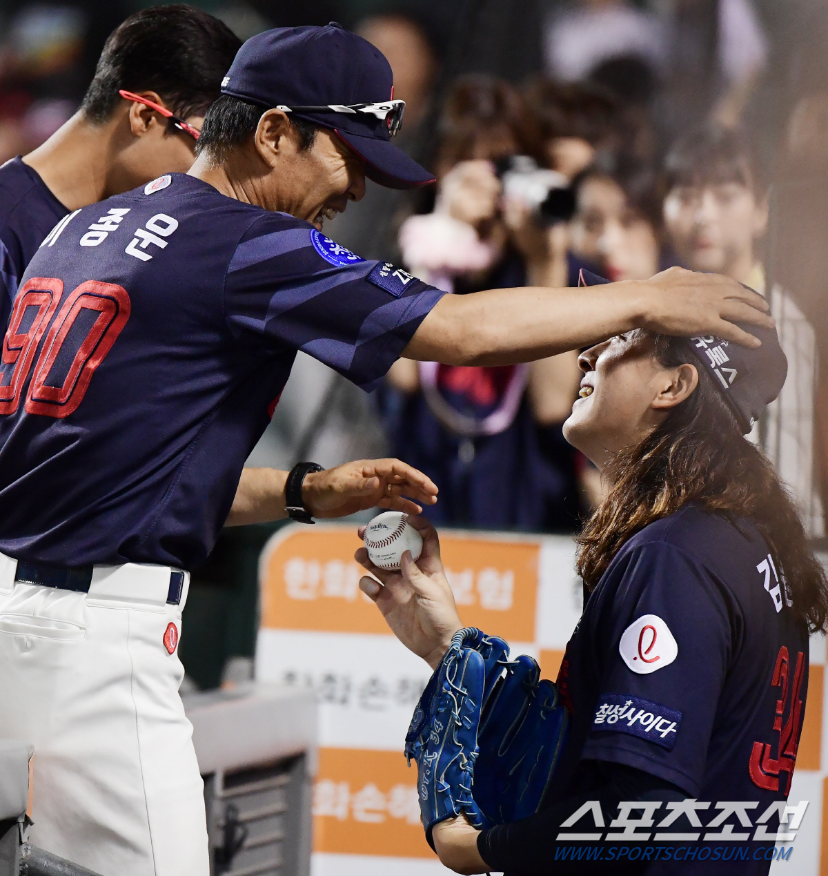 '기대도 안 했는데...' 장발 클로저의 '포옹+기념구' 선물에 감동한 …
