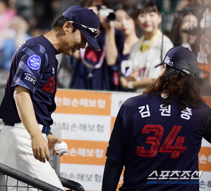 '기대도 안 했는데...' 장발 클로저의 '포옹+기념구' 선물에 감동한 …