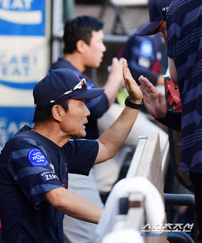 '기대도 안 했는데...' 장발 클로저의 '포옹+기념구' 선물에 감동한 …