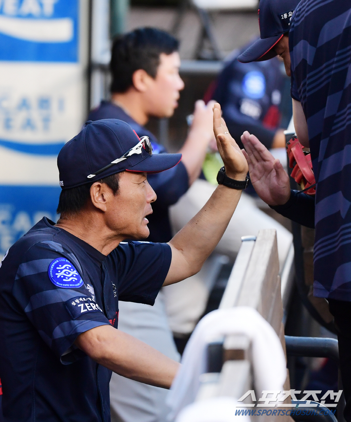 '기대도 안 했는데...' 장발 클로저의 '포옹+기념구' 선물에 감동한 …