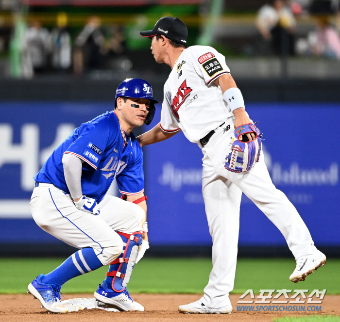 '잘 치고 잘 달렸는데...' 2루타 확신했던 안방마님의 슬라이딩,  그…