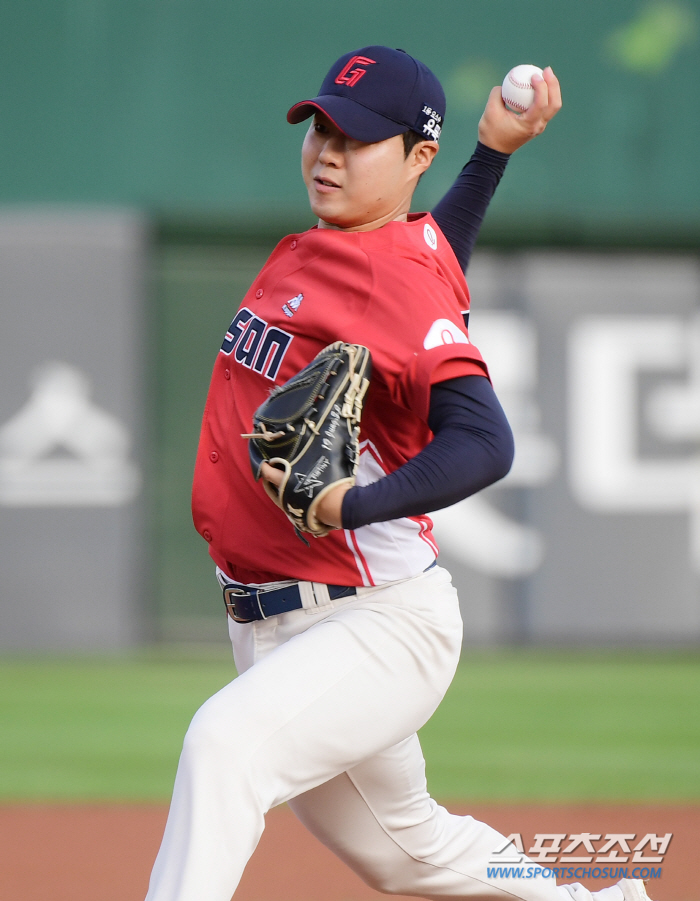 장발클로저가 건넨 공, 'AG, 불펜, 수비' 내일도 내년도 없는 이종운…
