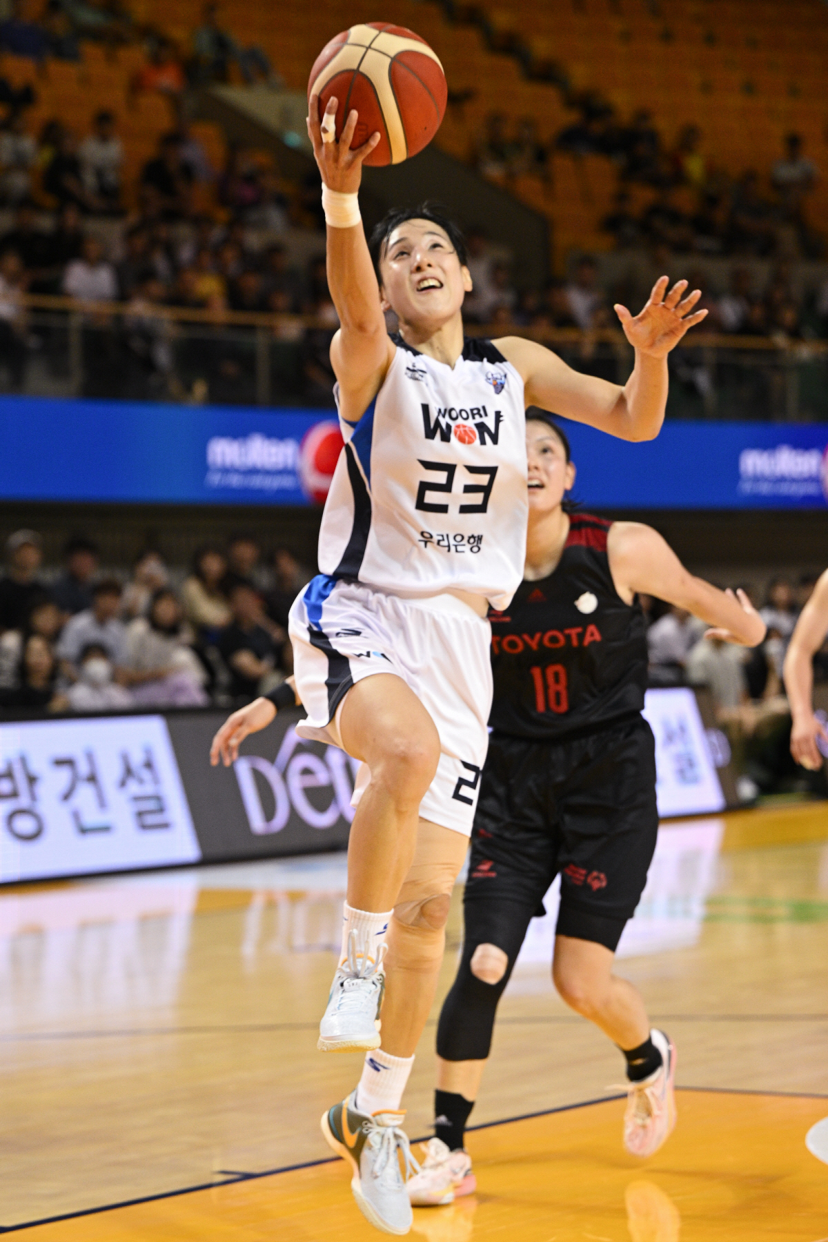 김단비의 미스매치를 활용한 골밑 돌파. 사진제공=WKBL
