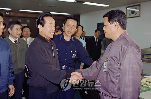 1994년 당시 김영삼 대통령이 서울 서초경찰서를 방문, 지존파 사건의 범인들을 검거한 고병천 경위를 격려하고 있는 모습. [연합뉴스 자료사진]