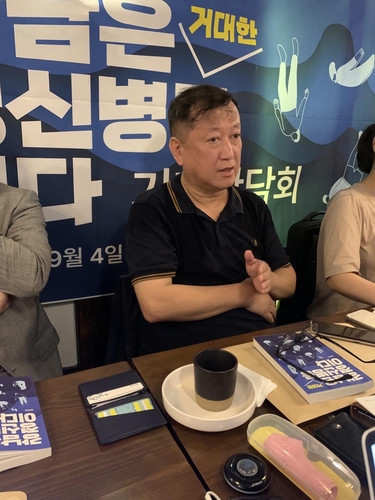(서울=연합뉴스) 송광호 기자 = 4일 광화문의 한 식당에서 저자가 책에 관해 설명하고 있다. 2023.9.4. buff27@yna.co.kr.