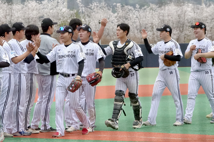 '회비 제도 폐지-훈련비+숙식 지원' 독립구단 연천미라클, 2024 선수…