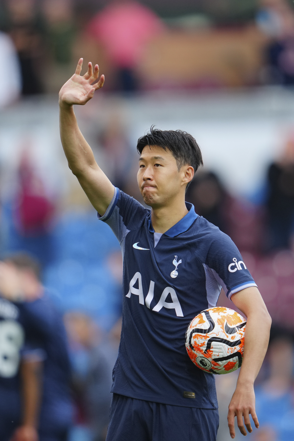 '손흥민은 원래 스트라이커였다' 해트트릭 작렬 손톱 카드, 케인 공백 완벽히 메웠다 'BBC 이주의 팀까지'