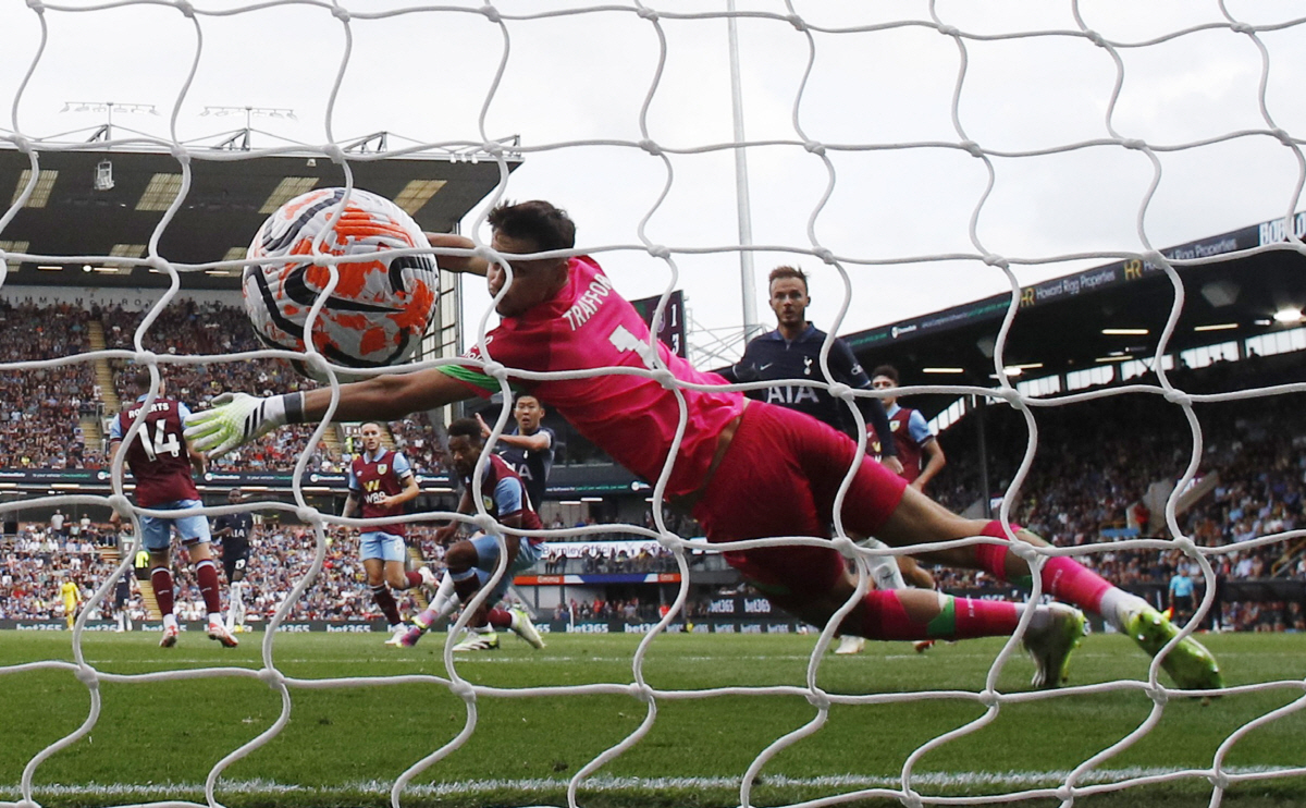 '손흥민은 원래 스트라이커였다' 해트트릭 작렬 손톱 카드, 케인 공백 완벽히 메웠다 'BBC 이주의 팀까지'