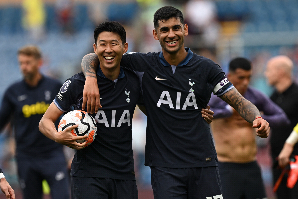 '손흥민은 원래 스트라이커였다' 해트트릭 작렬 손톱 카드, 케인 공백 완벽히 메웠다 'BBC 이주의 팀까지'