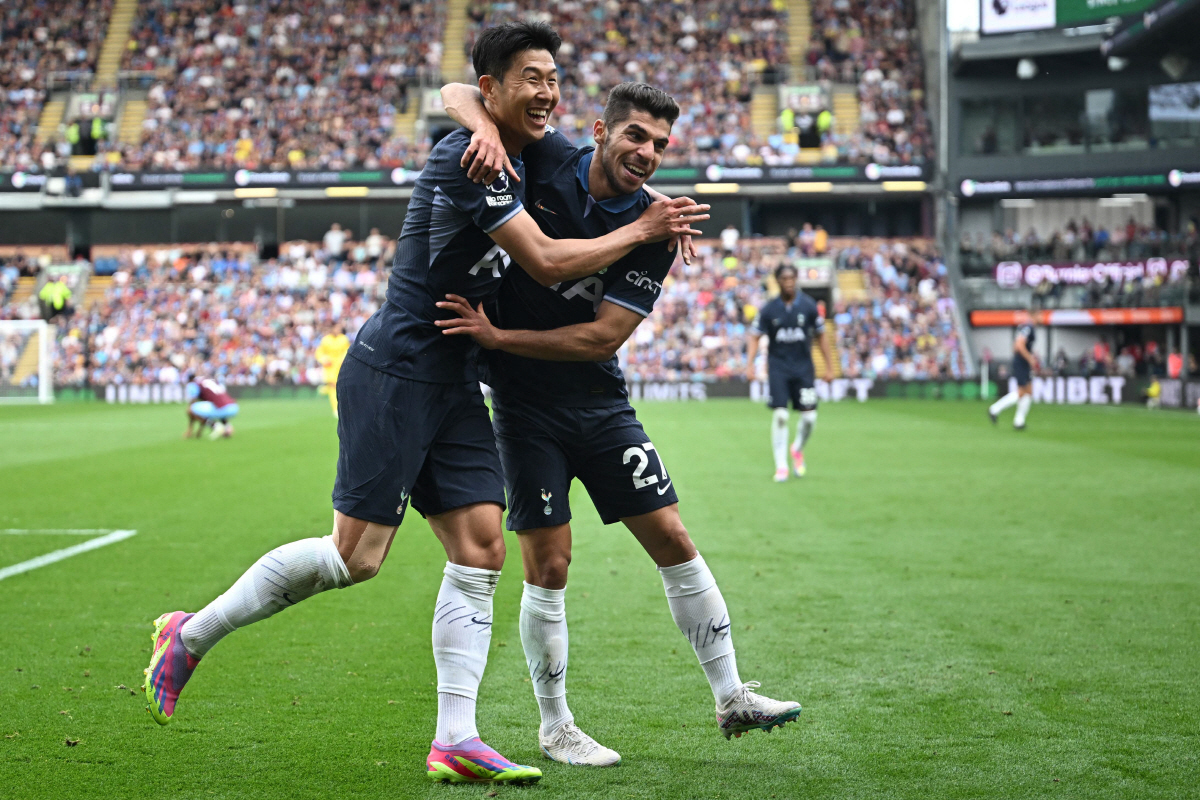 '손흥민은 원래 스트라이커였다' 해트트릭 작렬 손톱 카드, 케인 공백 완벽히 메웠다 'BBC 이주의 팀까지'