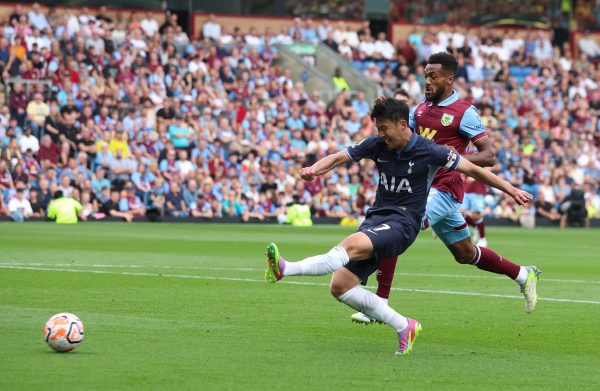 '손흥민은 원래 스트라이커였다' 해트트릭 작렬 손톱 카드, 케인 공백 완벽히 메웠다 'BBC 이주의 팀까지'