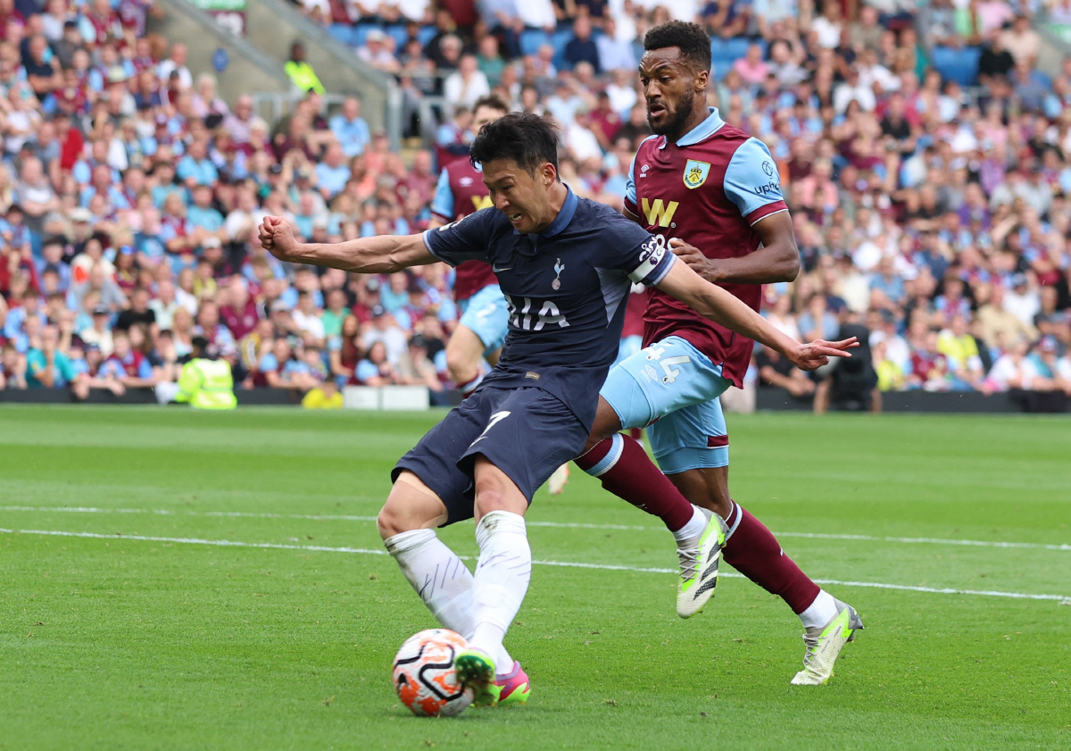 '손흥민은 원래 스트라이커였다' 해트트릭 작렬 손톱 카드, 케인 공백 완벽히 메웠다 'BBC 이주의 팀까지'