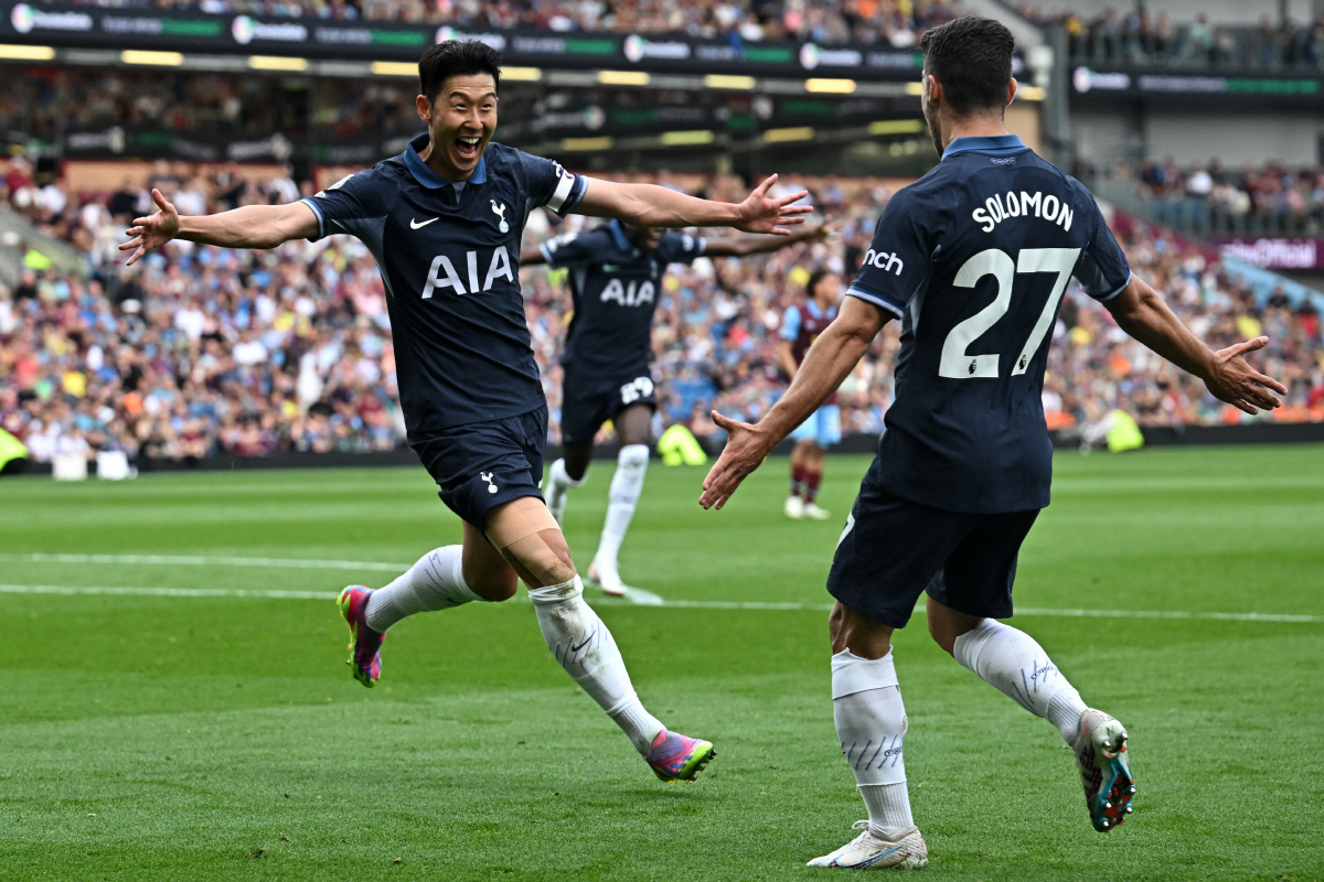 '손흥민은 원래 스트라이커였다' 해트트릭 작렬 손톱 카드, 케인 공백 완벽히 메웠다 'BBC 이주의 팀까지'