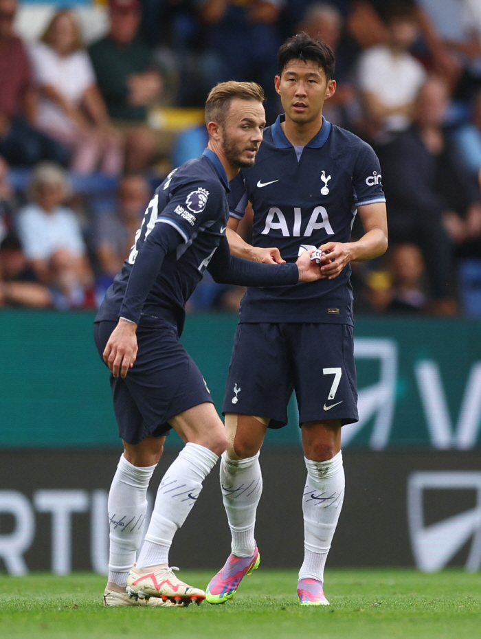 '해트트릭 캡틴' 손흥민, 'BBC 이주의 팀' 이어 'EPL 이주의 팀…