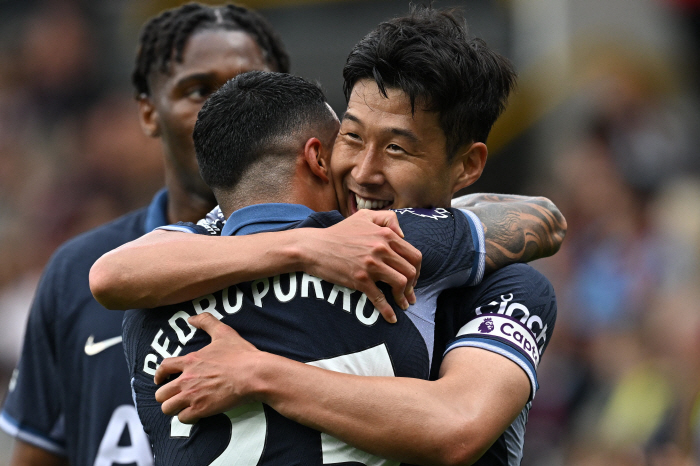 '해트트릭 캡틴' 손흥민, 'BBC 이주의 팀' 이어 'EPL 이주의 팀…