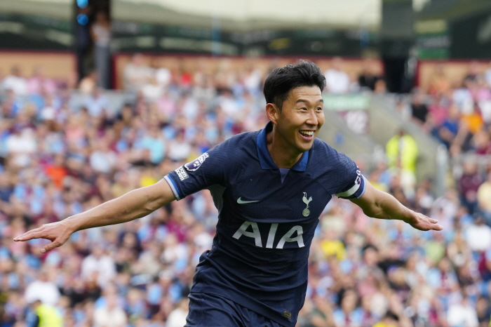 '해트트릭 캡틴' 손흥민, 'BBC 이주의 팀' 이어 'EPL 이주의 팀…