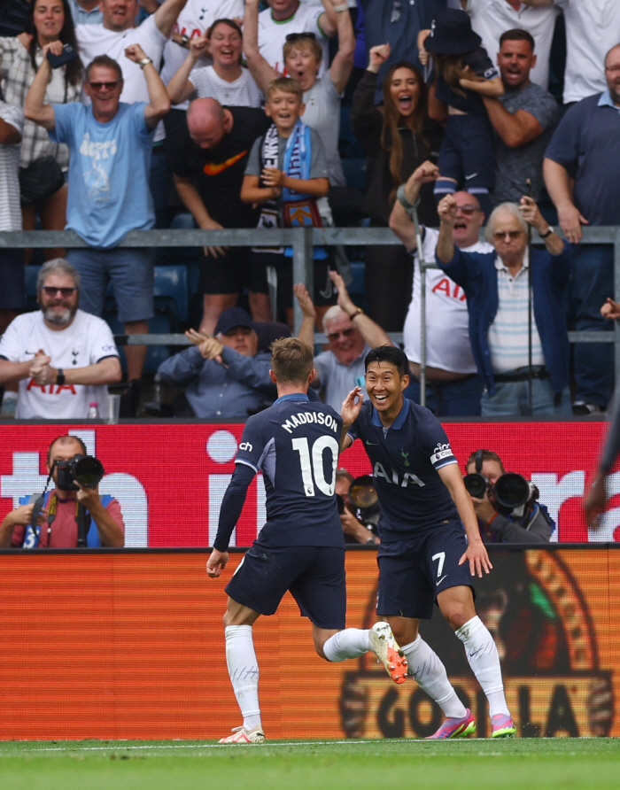 '해트트릭 캡틴' 손흥민, 'BBC 이주의 팀' 이어 'EPL 이주의 팀…