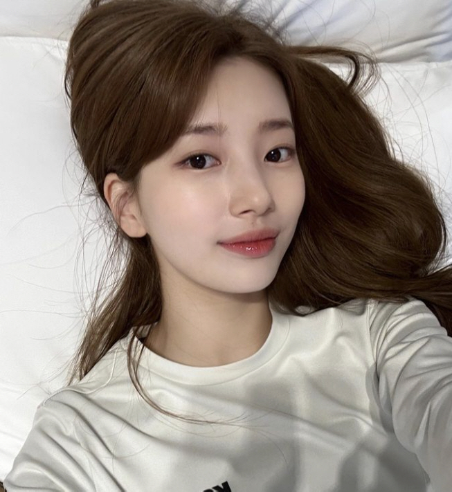 수지, 귀하디 귀한 침대 셀카 '새로운 여친짤' 생성…레전드 갱신한 비주…