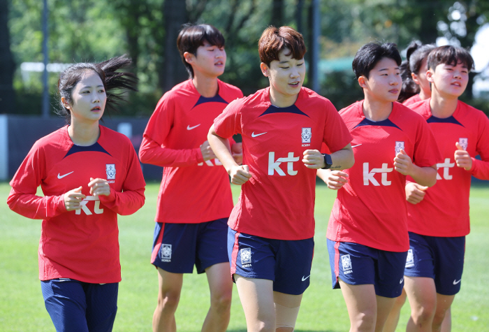 '품절녀MF'돌아온 이민아의 당찬 각오"처음 축구할때 초심으로 금메달!"…