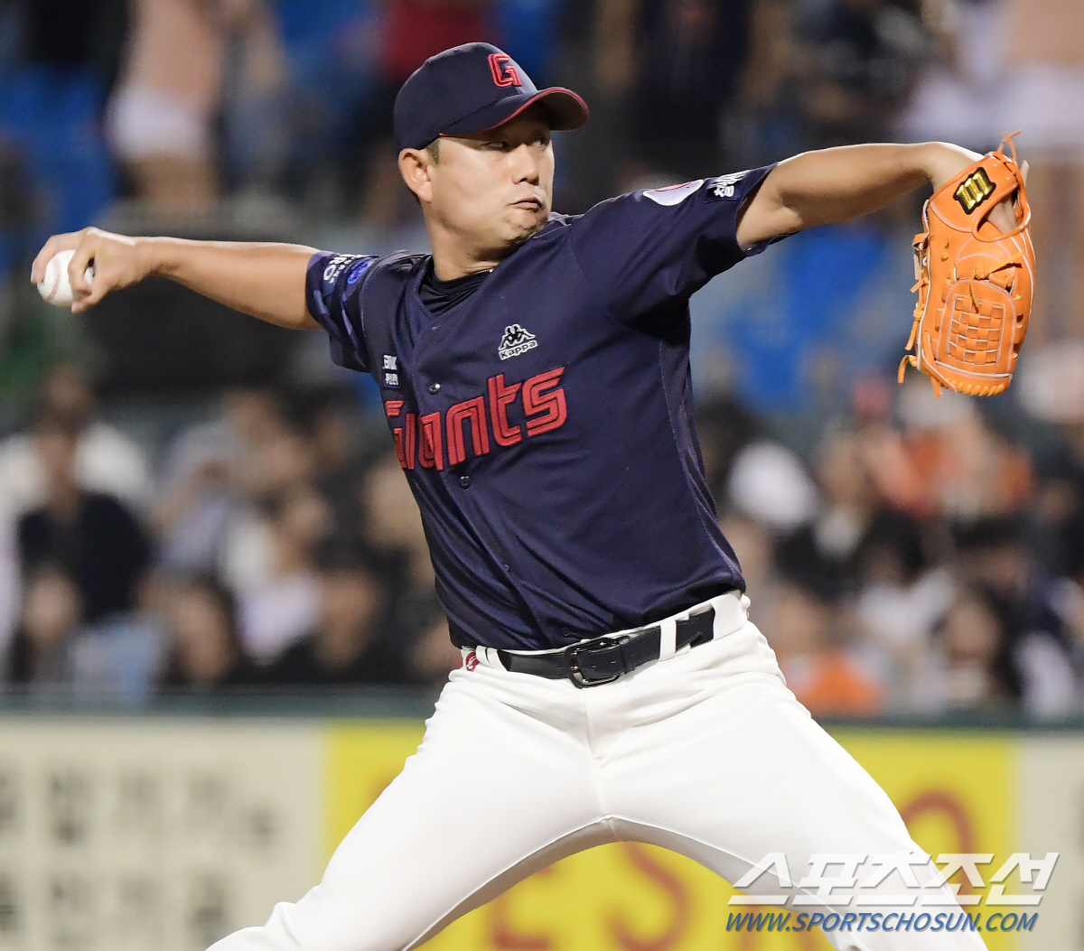 'ERA 1.08' 힘 되찾은 36세 노익장…안경에이스+100홀드 필승조…