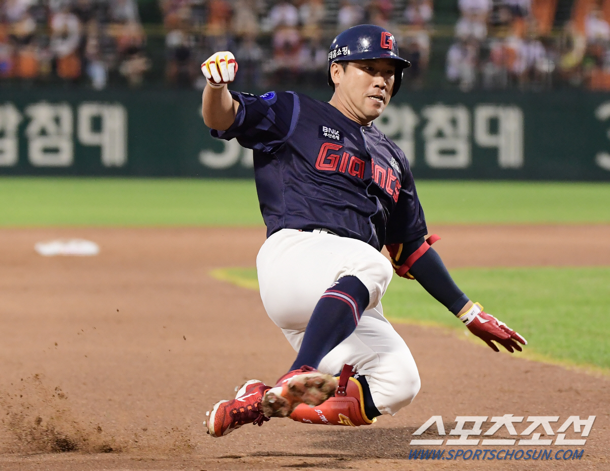 홈런·타점 1위&안타 2위, 외야 수비도 '건재'…4년 34억원 이상의 …