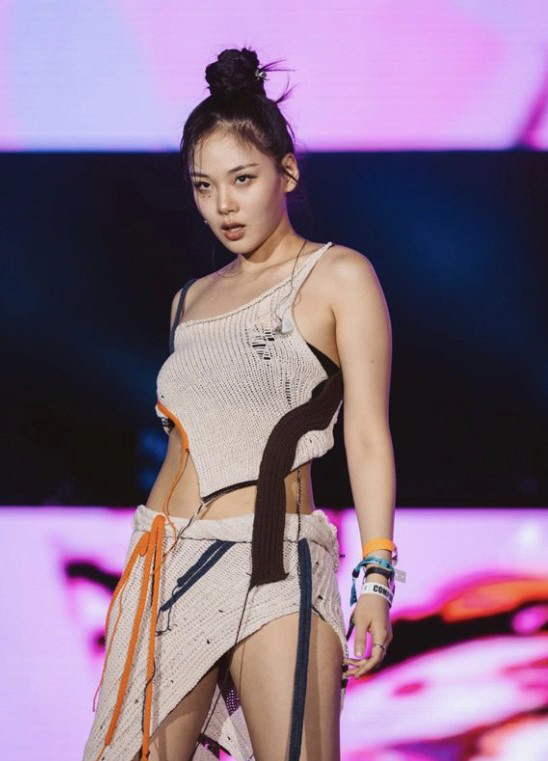 [종합] "女 관객에 동성키스"…비비, '팬서비스vs선정성' 아슬아슬 줄…