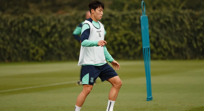 스토크시티 스카우트 팀장 흥분 "배준호, 내가 본 선수 중 최고 인기…UCL 출전팀 제치고 영입"