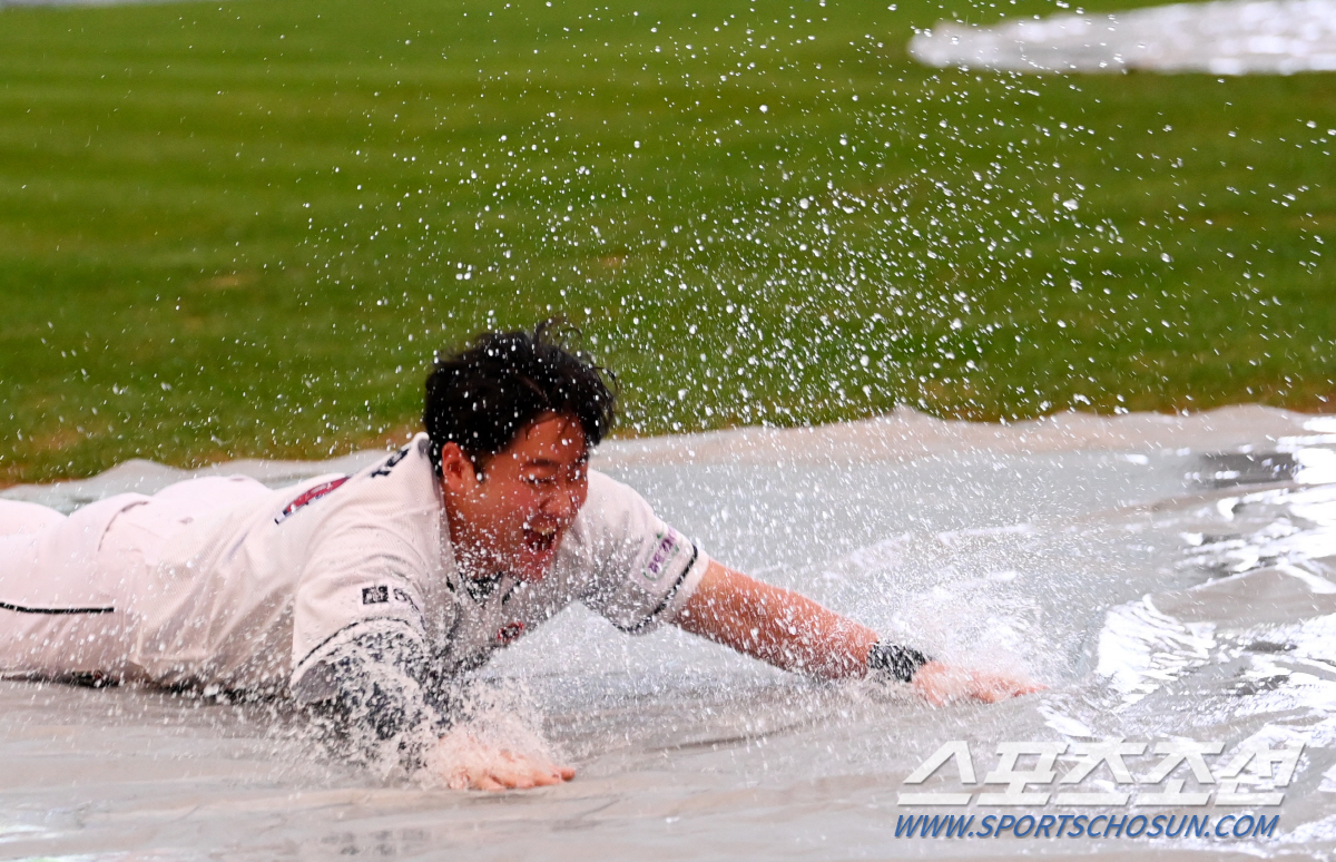 '우리도 아쉬워요' 방수포 위 몸 날린 허경민 정수빈 양석환, 야구팬 아…