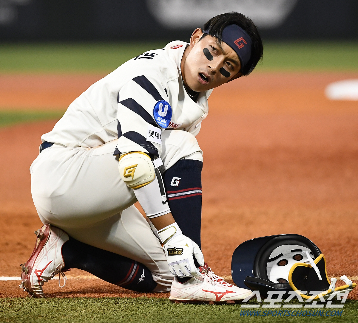 "최소 실책 2위?" 레전드 한숨 부른 실수 연발→사직 예수도 흔들…기록…