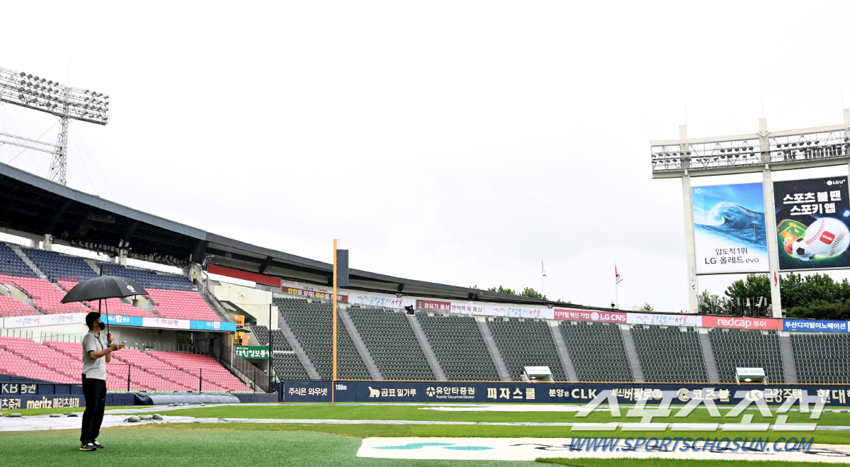 잔여경기 치르기도 바쁜데 점점 쌓이는 추후 편성 경기…미뤄지는 가을야구,…