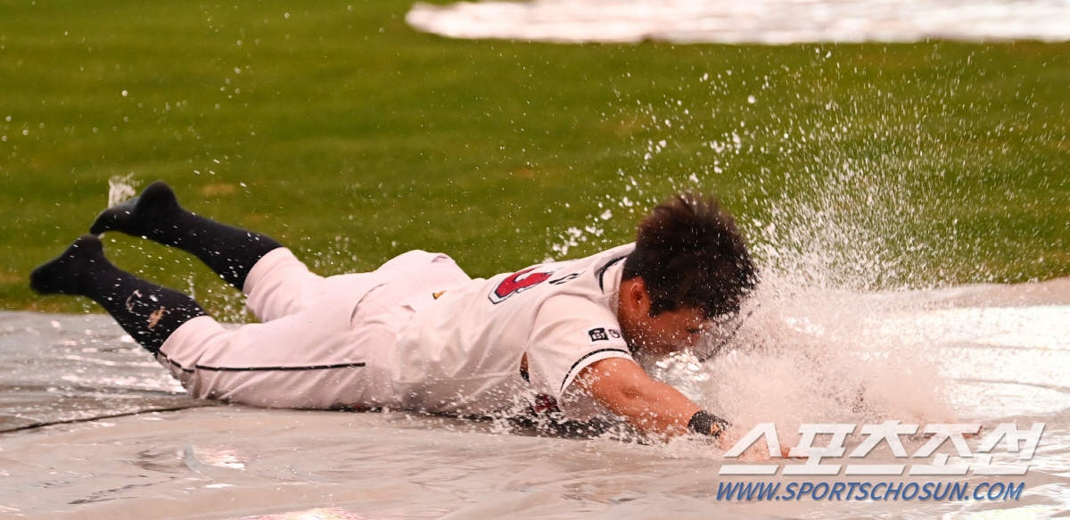 "몇 년 만인지 기억도 안 나요"…고참이 직접 물 웅덩이를 갈랐다, 예상…