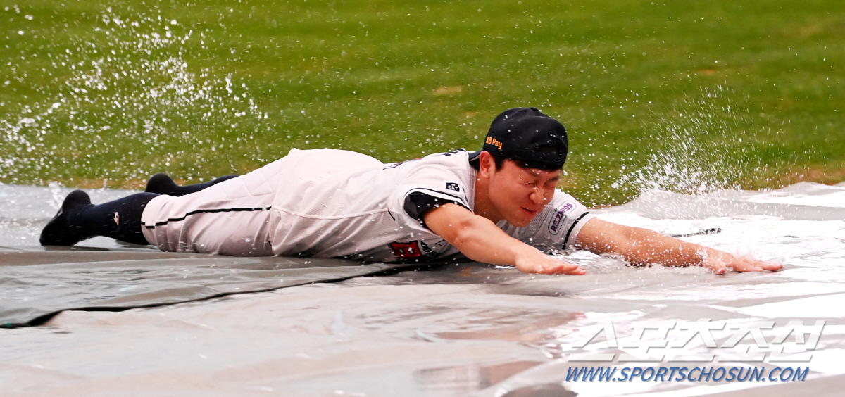 "몇 년 만인지 기억도 안 나요"…고참이 직접 물 웅덩이를 갈랐다, 예상…