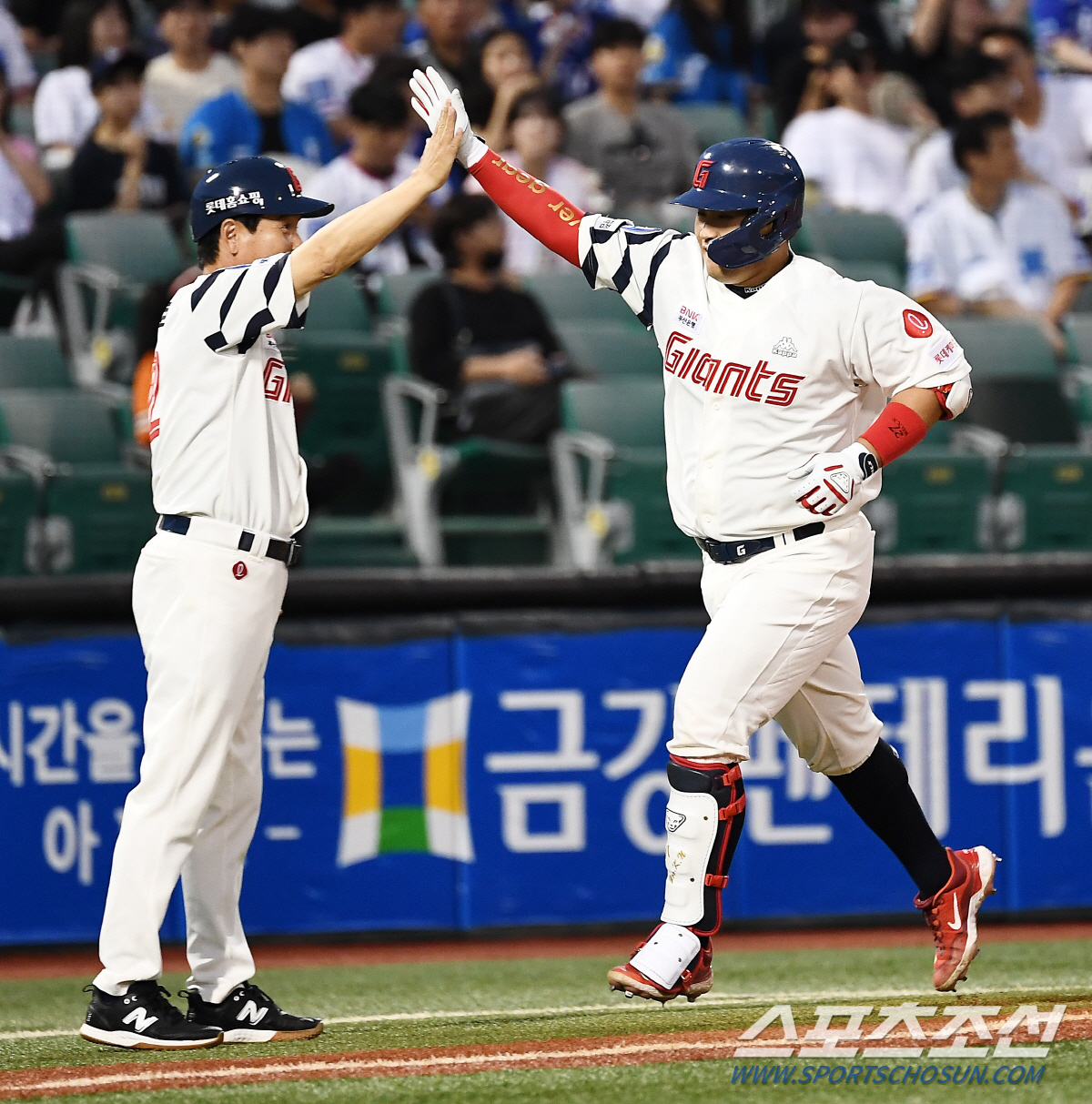 "구자욱 배트로…" 대구만 오면 펄펄 나는 FA 포수, 배트 건넨 상대팀…