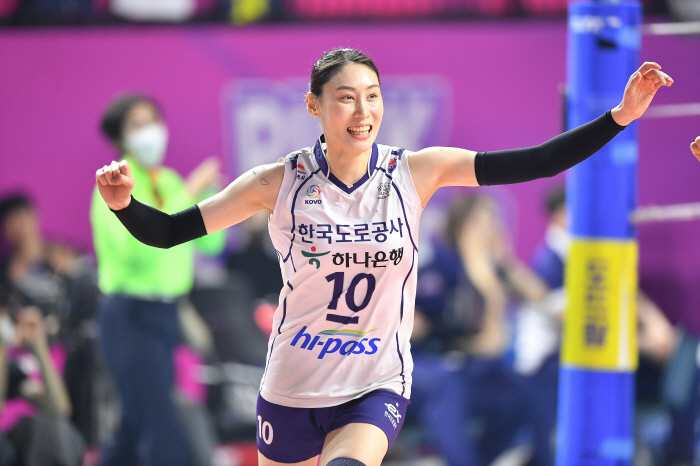 'MB 최고 대우'에 의리 지켰다 "이 팀에 있으면 오래 배구할 수 있겠…
