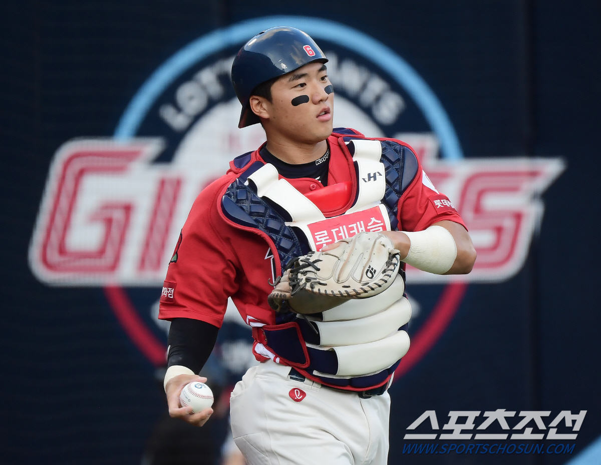 "유강남 안 풀리면 언제든" 달아오른 안방경쟁…롯데는 '포수 왕국'을 꿈…