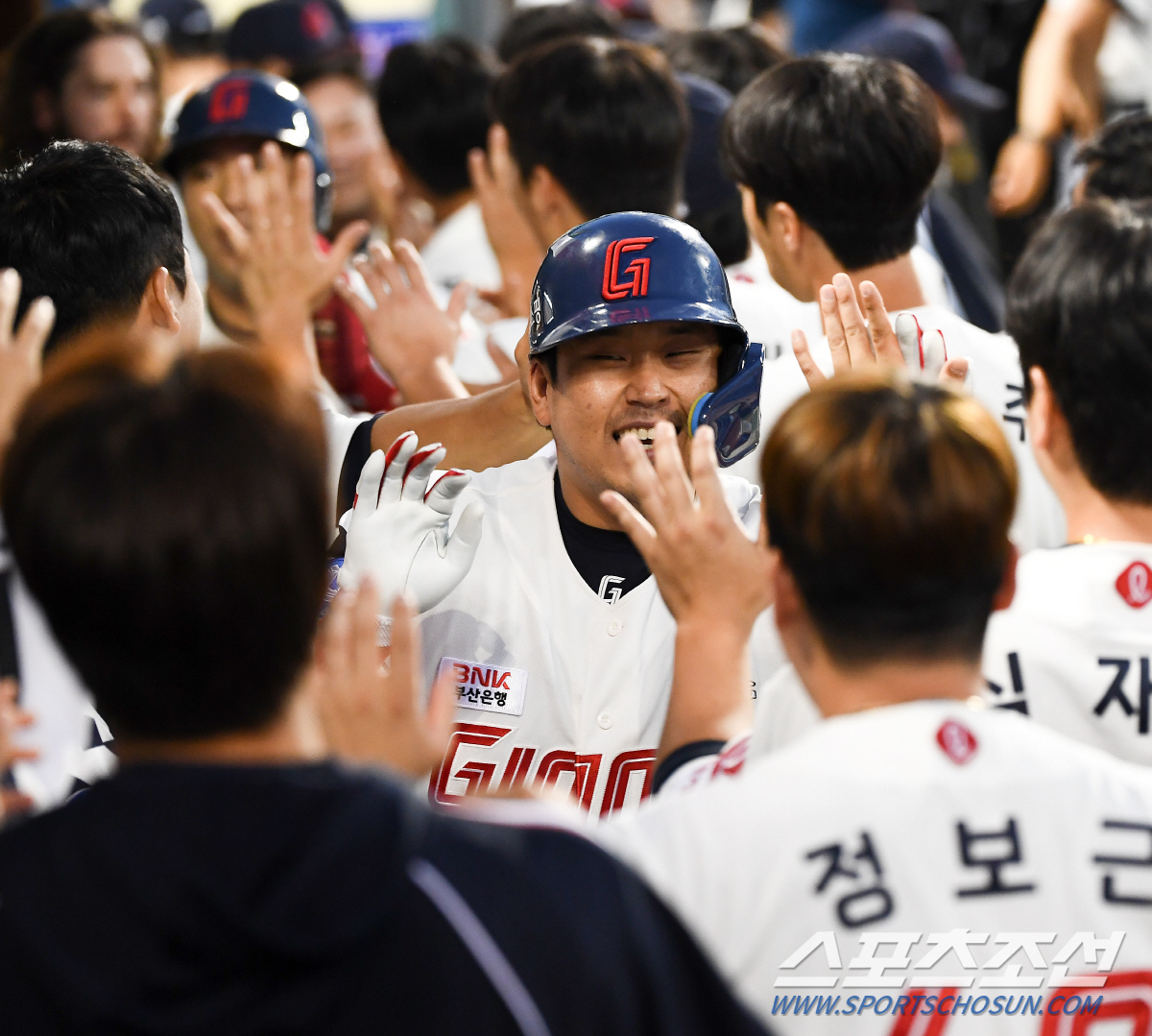 '배트 함부로 못 주겠네' 절친 유강남에게 쿨하게 준 배트에서 터진 스리…