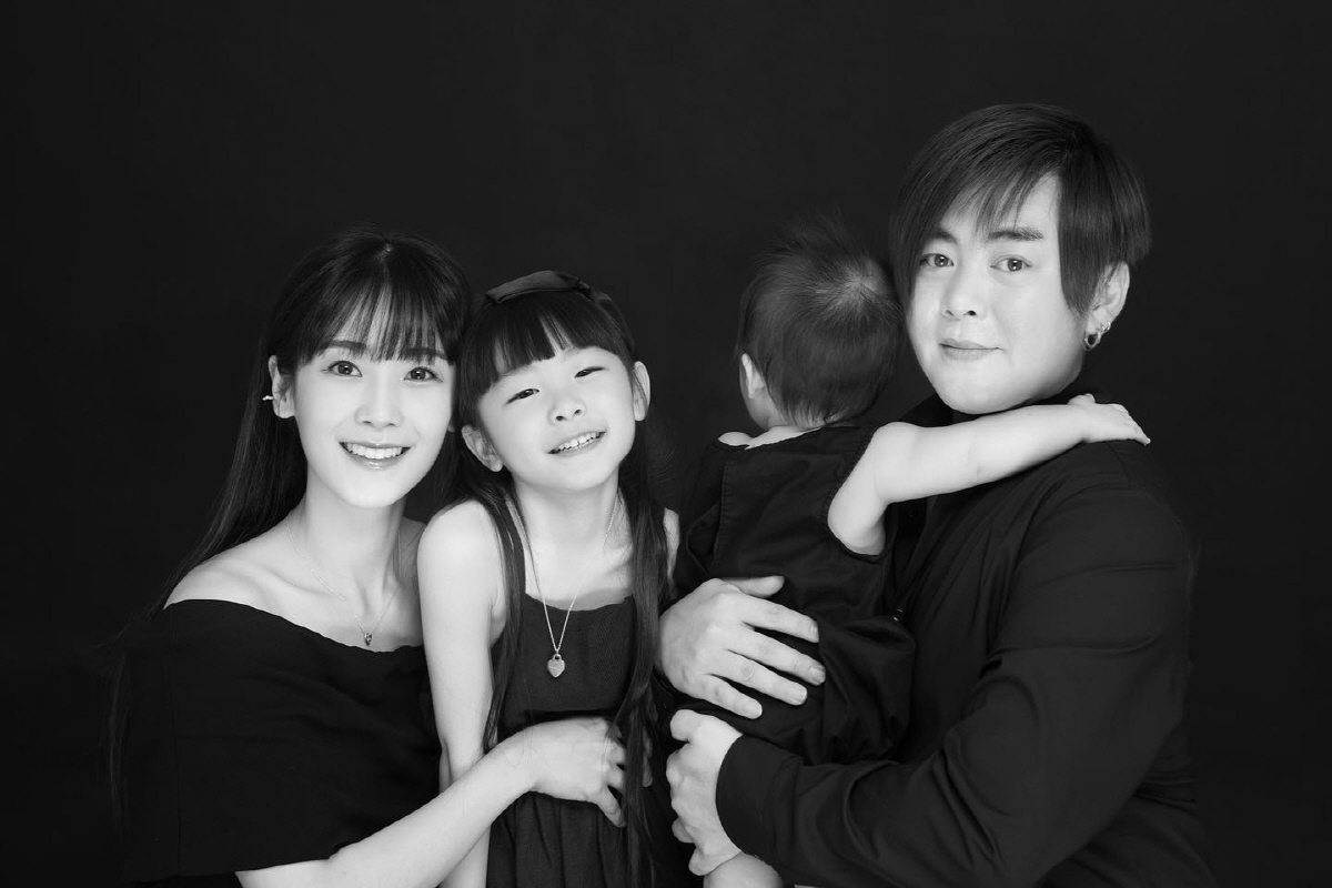 소율♥문희준, 둘째 子 첫돌 기념 '완전체 가족사진'.."우리한테 와줘서…