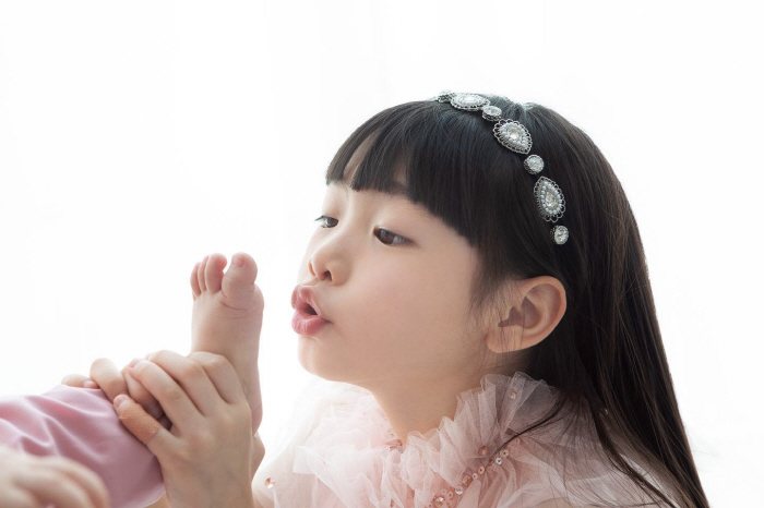 소율♥문희준, 둘째 子 첫돌 기념 '완전체 가족사진'.."우리한테 와줘서…