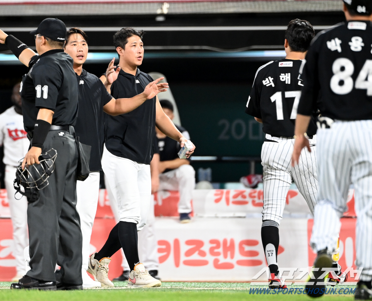 "절대 안 뺀다" 문보경의 4출루 보은, 오지환의 3타점, 이정용 4연승…