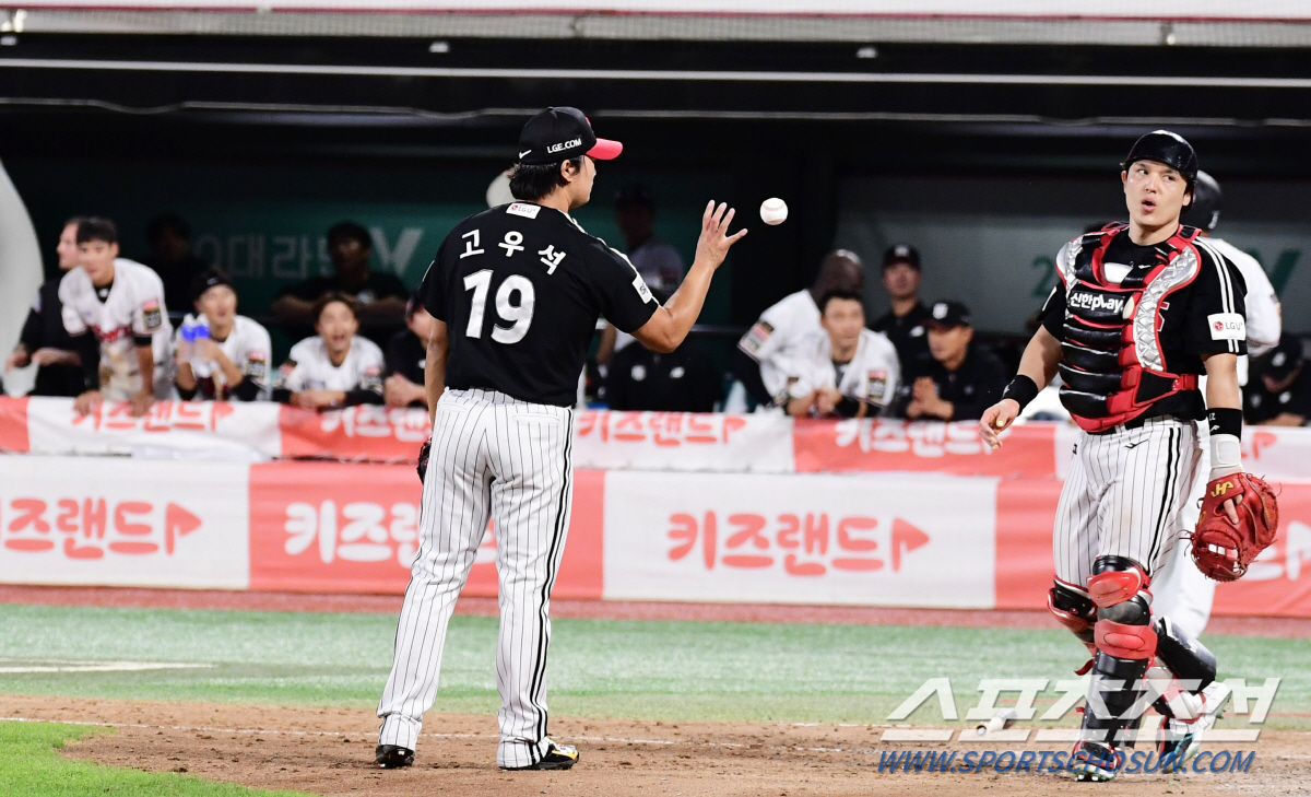 '충격적 4실점 끝내기 역전패' 이틀간 58구 고우석, 그는 왜 변화구 …