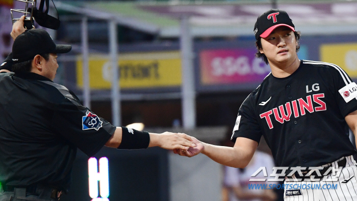 '충격적 4실점 끝내기 역전패' 이틀간 58구 고우석, 그는 왜 변화구 …