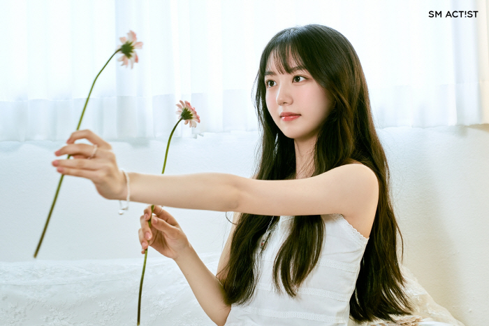 SM 신예 라미, 동화 속 공주 비주얼…싱그러운 분위기