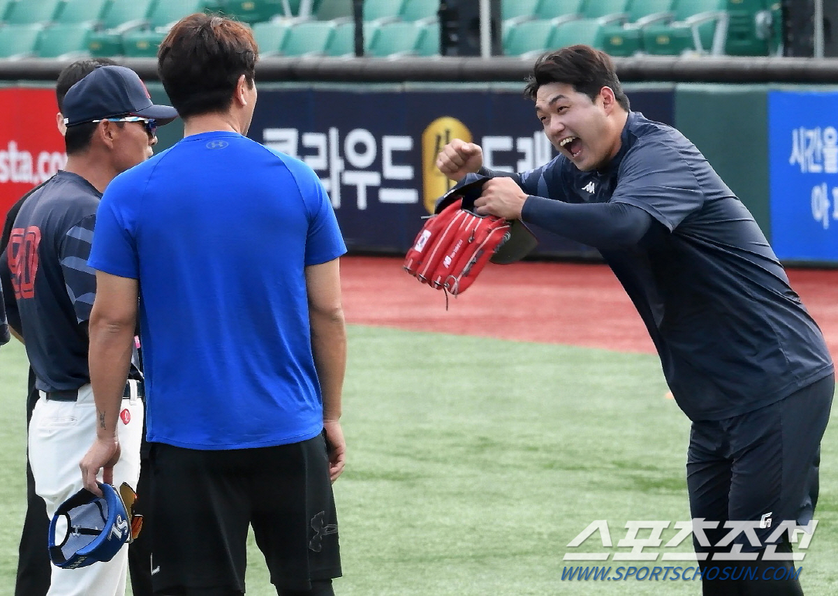 '장난치다 날아든 신발' 몸쪽 볼에 놀란 강민호 놀리다가 맞은 나균안, …