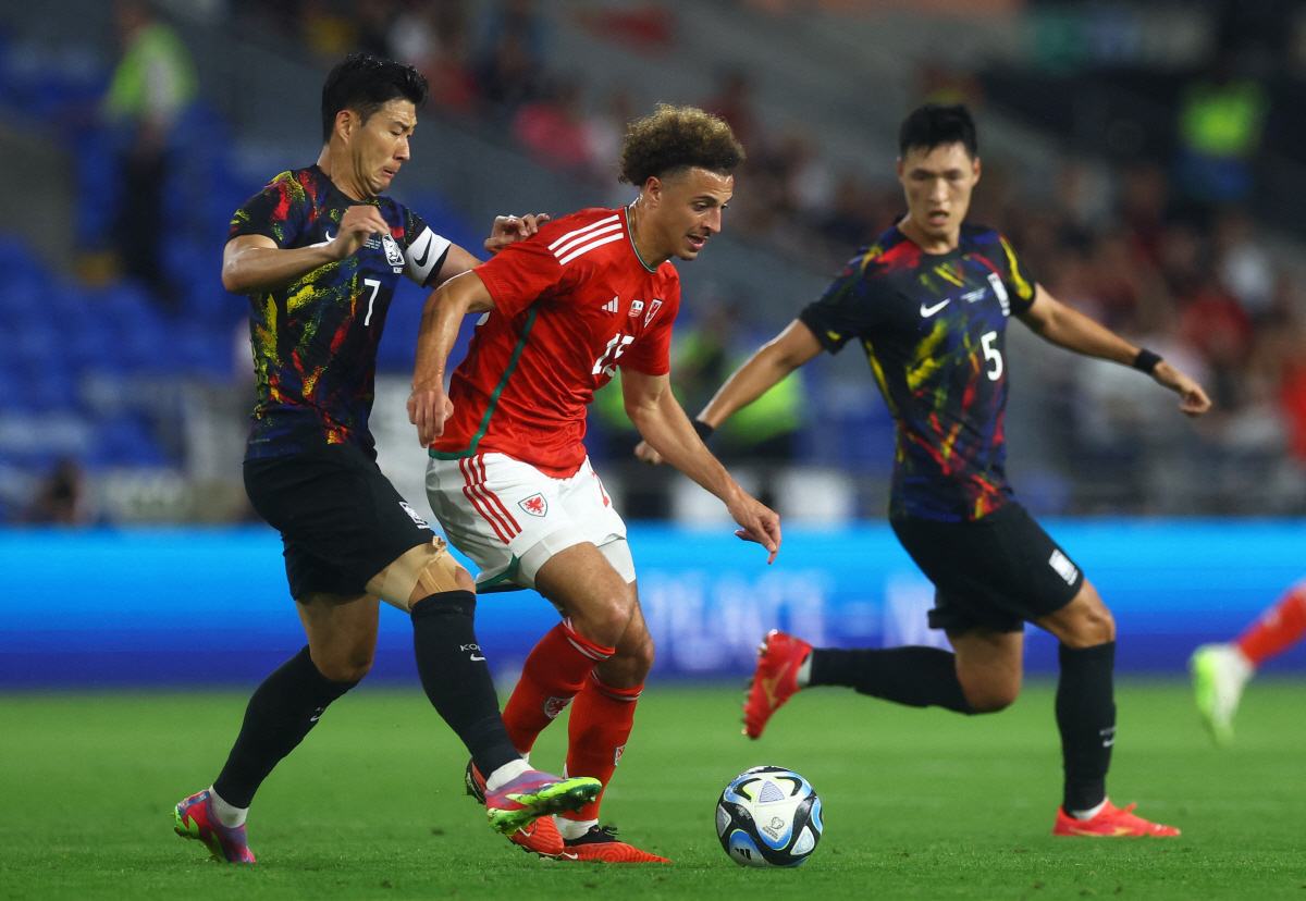 [카디프Live]영국 전역에서 달려온 한국 팬들! 90분 내내 "대~한민…