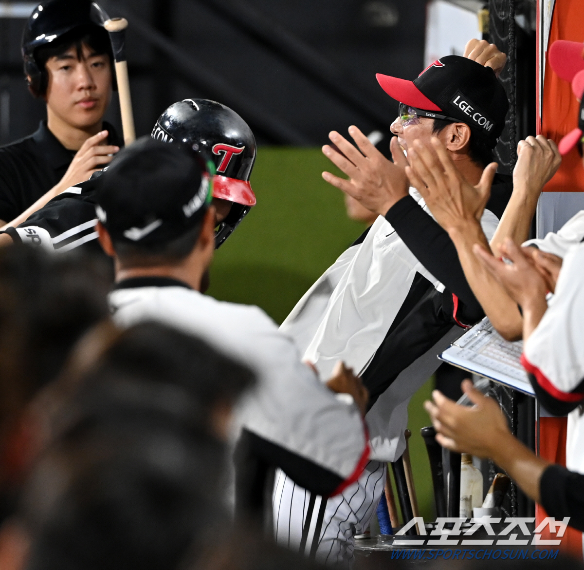 '박수치고, 격려하고, 기뻐하고...' 염갈량→염치어 변신. 역전패 충격…