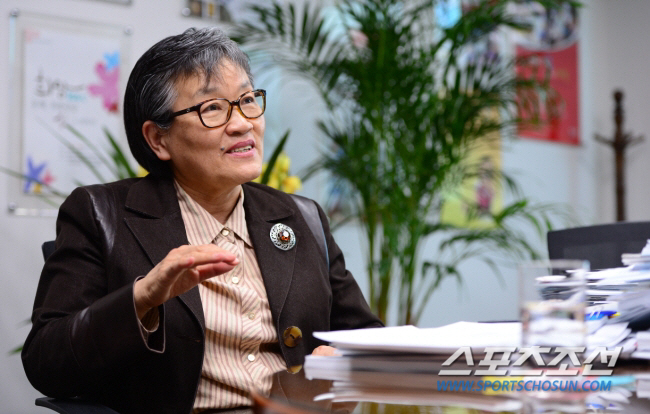 "우리후배들 힘내라!"'사라예보金 50주년'이에리사 전의원,1억원 기부의…