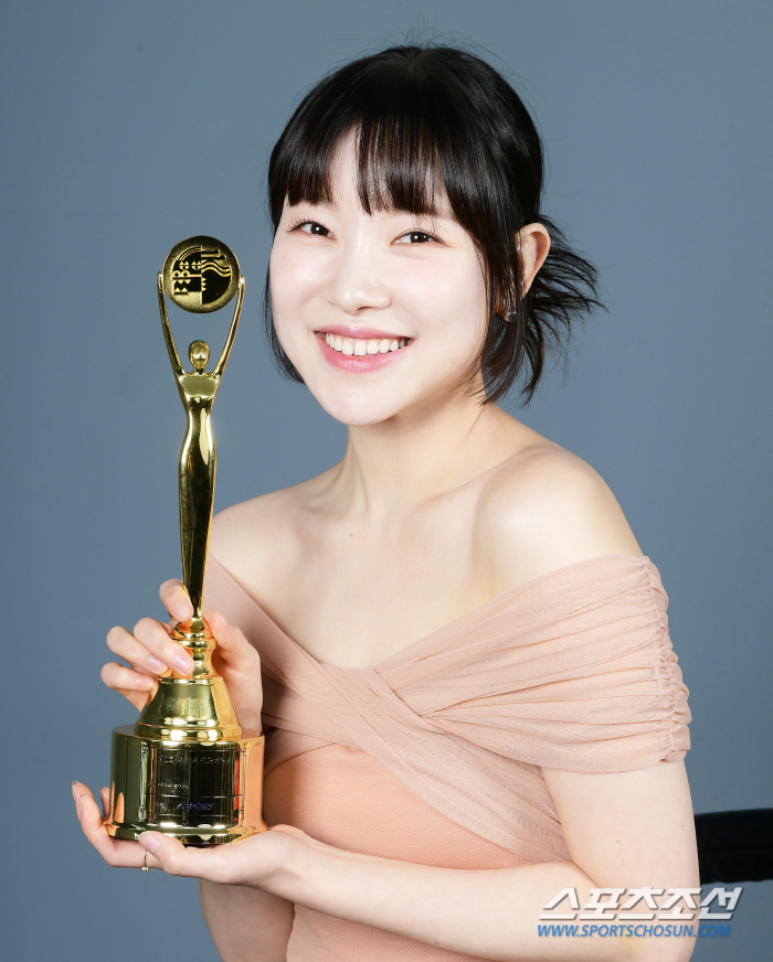 [단독 종합]"내가 여기 있어도 되나"…김아영, 인생 첫 시상식서 품은 …