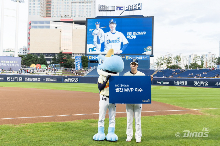 "존경심이 드는 선수" 동료가 뽑은 8월 투타 MVP "왜 최고의 선수인…