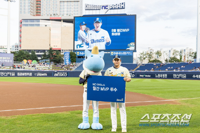 "존경심이 드는 선수" 동료가 뽑은 8월 투타 MVP "왜 최고의 선수인…