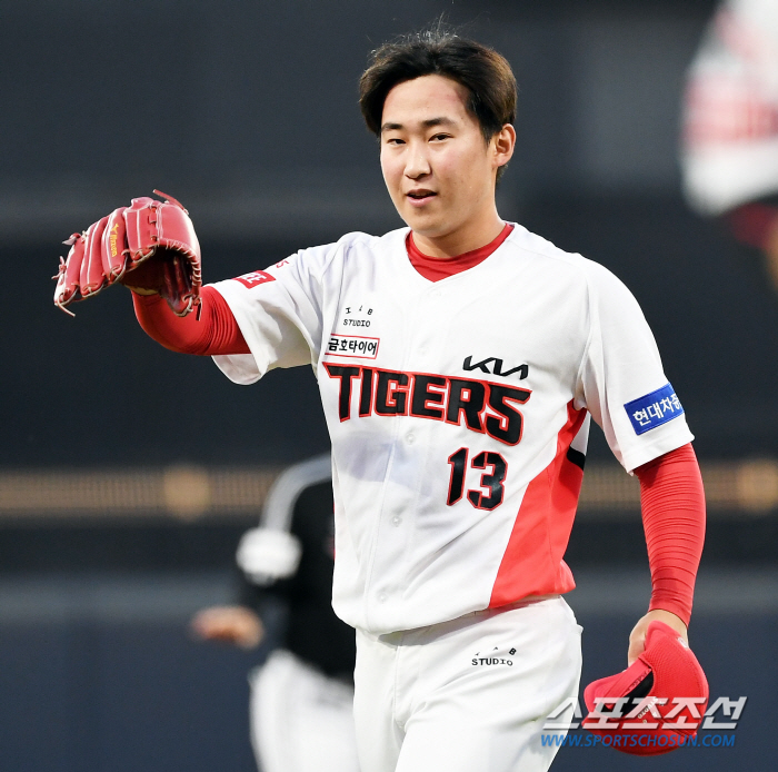 '이걸 안 잡아주시네' 해맑게 웃은 윤영철, 변화구가 볼이면 직구로 삼진…
